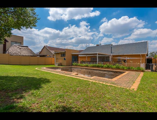 3 BEDROOM FREEHOLD FOR SALE IN ROSEACRE